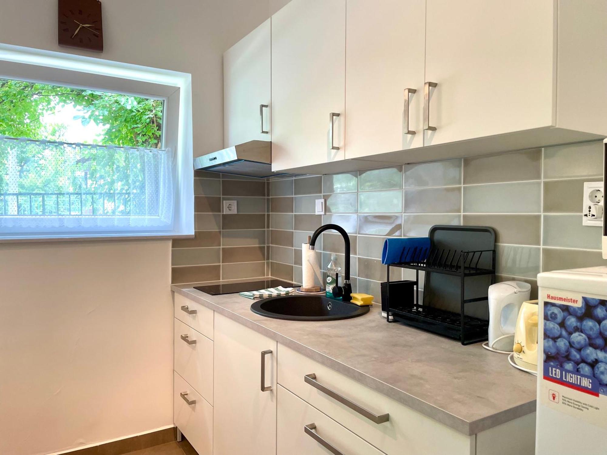 Quiet, Green, Relaxing Place - 2 Bedroom *